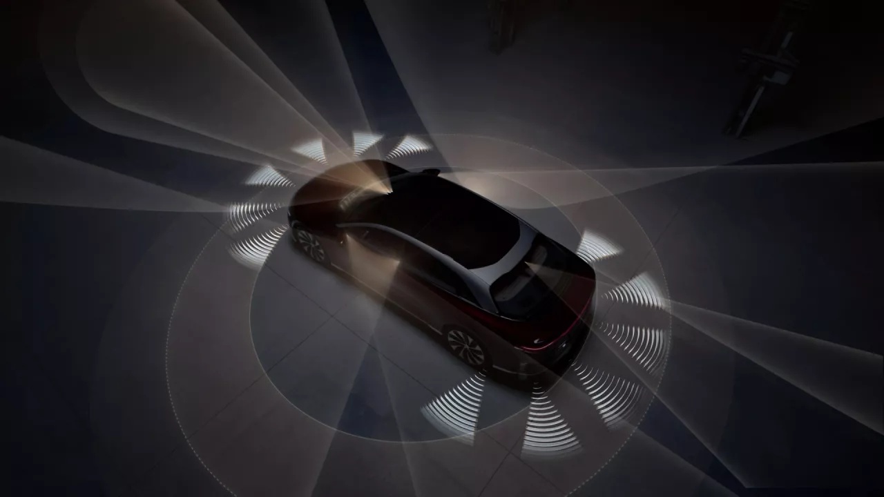Tous les modèles Air Grand Touring incluent le régulateur de vitesse adaptatif, l’aide au stationnement, l’alerte de trafic transversal avant et arrière, le système d’avertissement d’angle mort, le freinage automatique d’urgence de Lucid, etc. Mise à niveau optionnelle du DreamDrive™ Pro disponible.