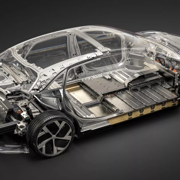 Le châssis d’une voiture électrique Lucid montrant la solidité du véhicule et l’emplacement de la batterie.